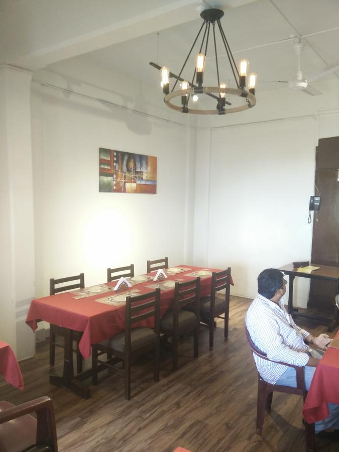 Strand Hotel, Colaba Bombay Exterior foto