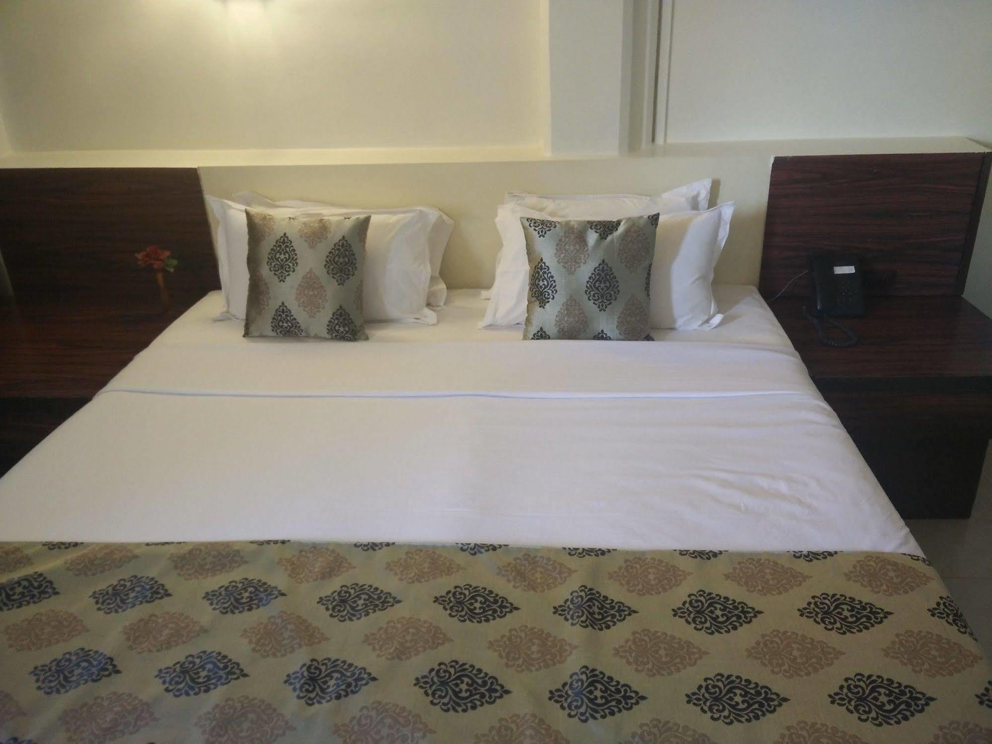 Strand Hotel, Colaba Bombay Exterior foto