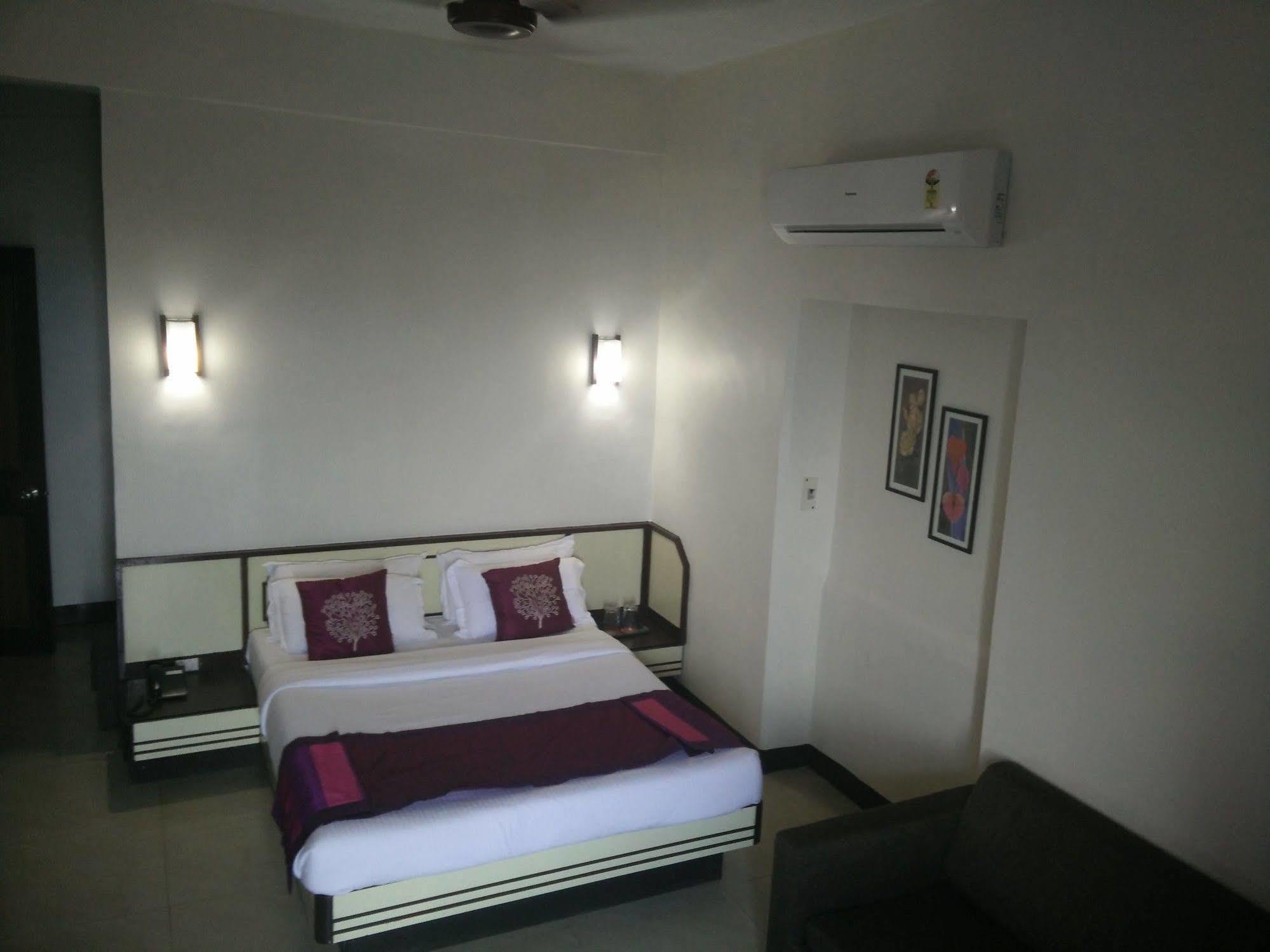 Strand Hotel, Colaba Bombay Exterior foto